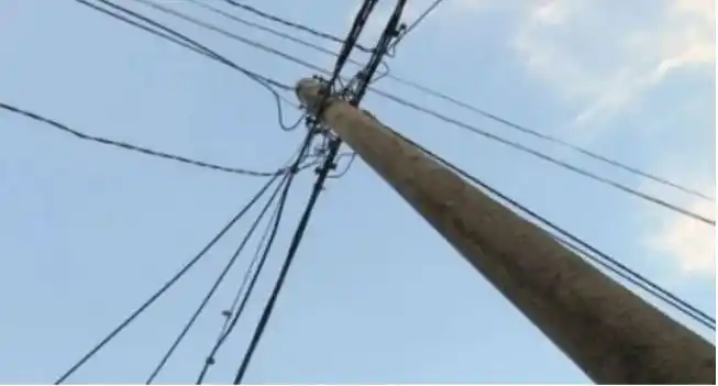 La Cooperativa Eléctrica se adelantó a las elecciones y expresó que está prohibido utilizar los postes para pegar carteles