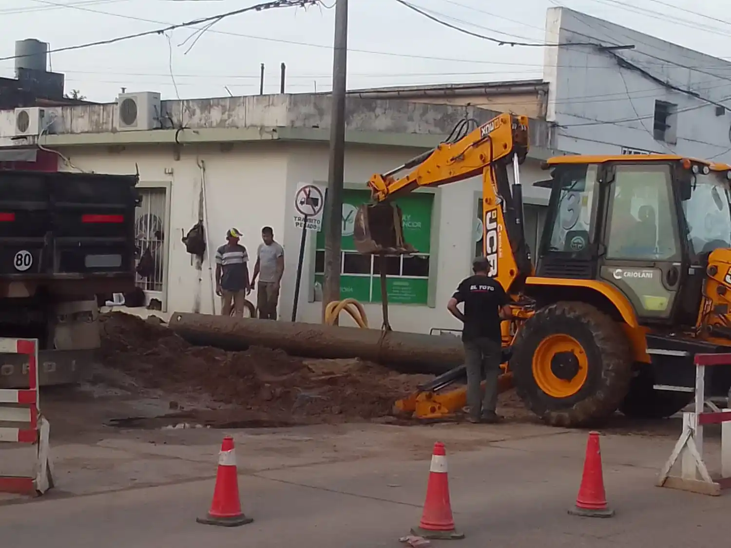 Continúan las reparaciones en el caño de agua de la obra de la calle Lavalle