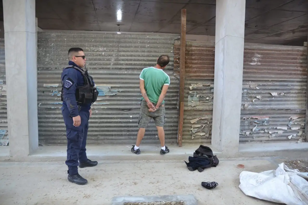 Arrestaron a un hombre mientras intentaba robar en una obra en construcción