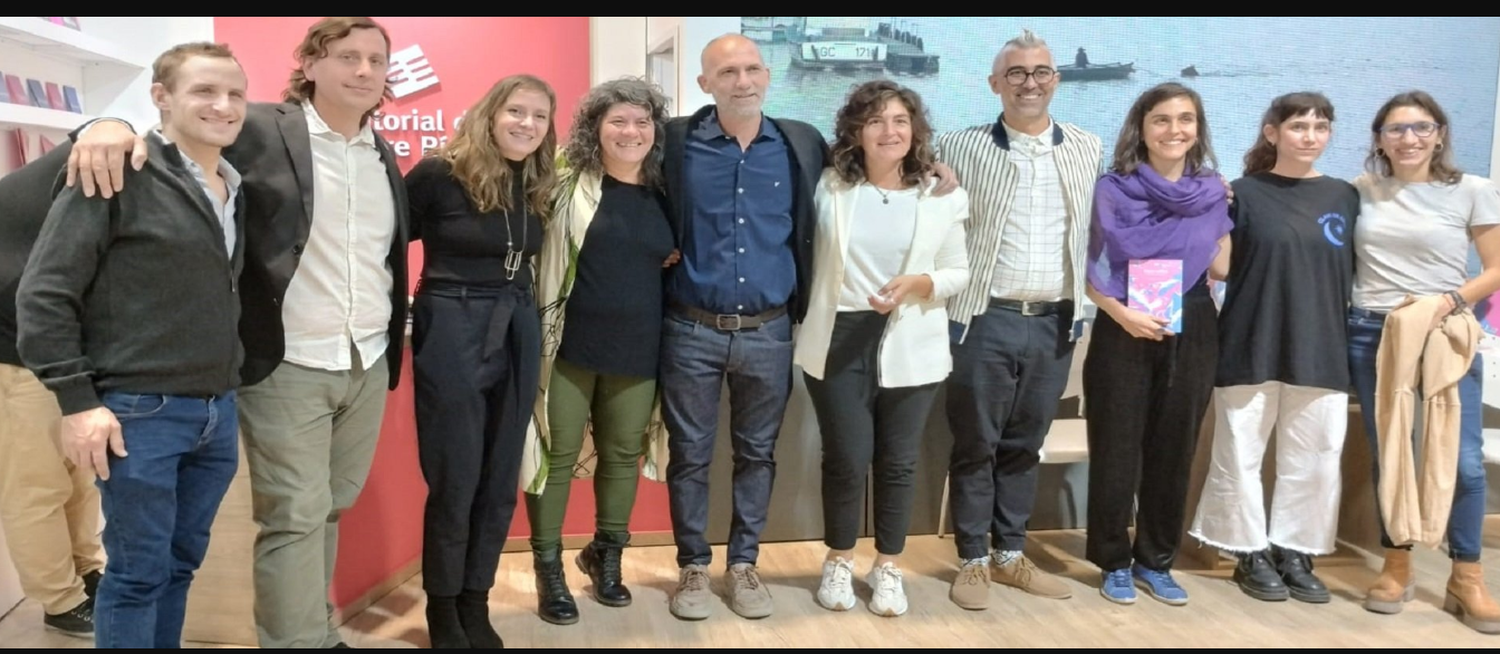 Se desarrollan presentaciones en el stand institucional de la EDER en la Feria Internacional del Libro