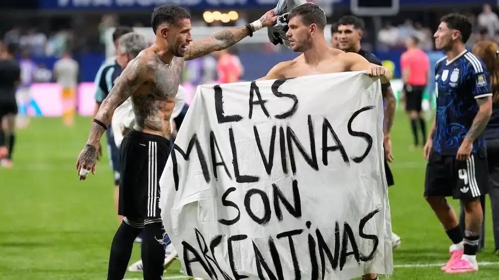 La FIFA abrió una investigación por la bandera de “Las Malvinas son Argentinas” y los incidentes en la final del Mundial