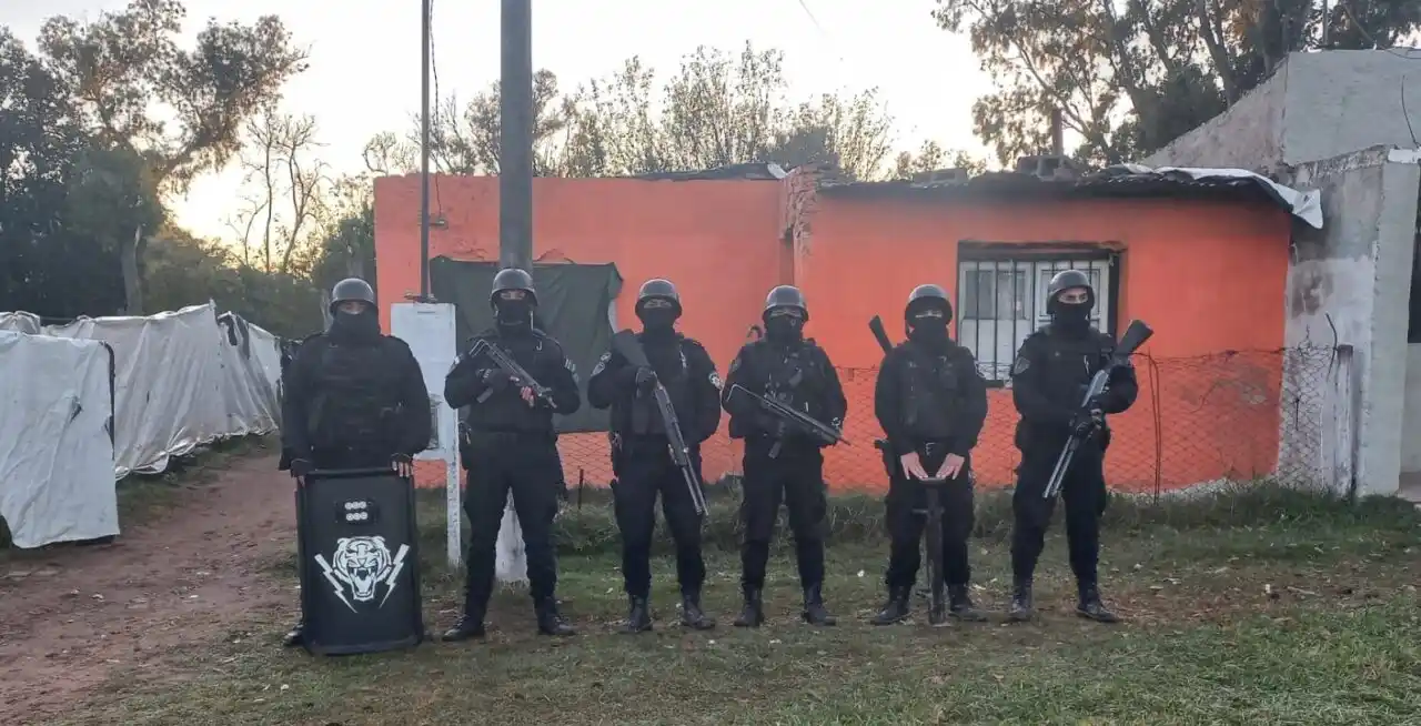 Villa Cañás: allanamientos y secuestro de celulares, plantas de cannabis, arma de fuego y vestimenta