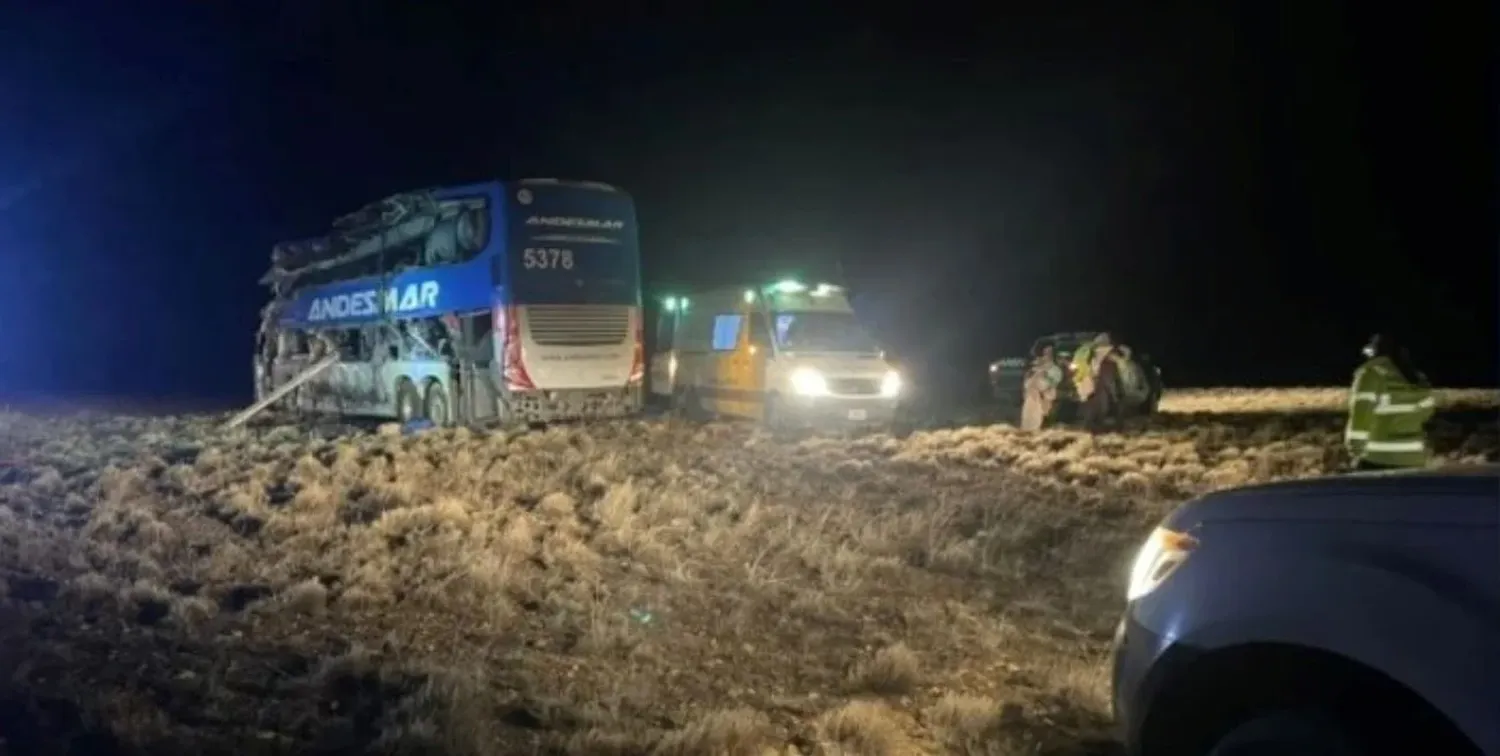 El impacto fue tan violento que el colectivo fue desplazado más de 500 metros fuera de la calzada