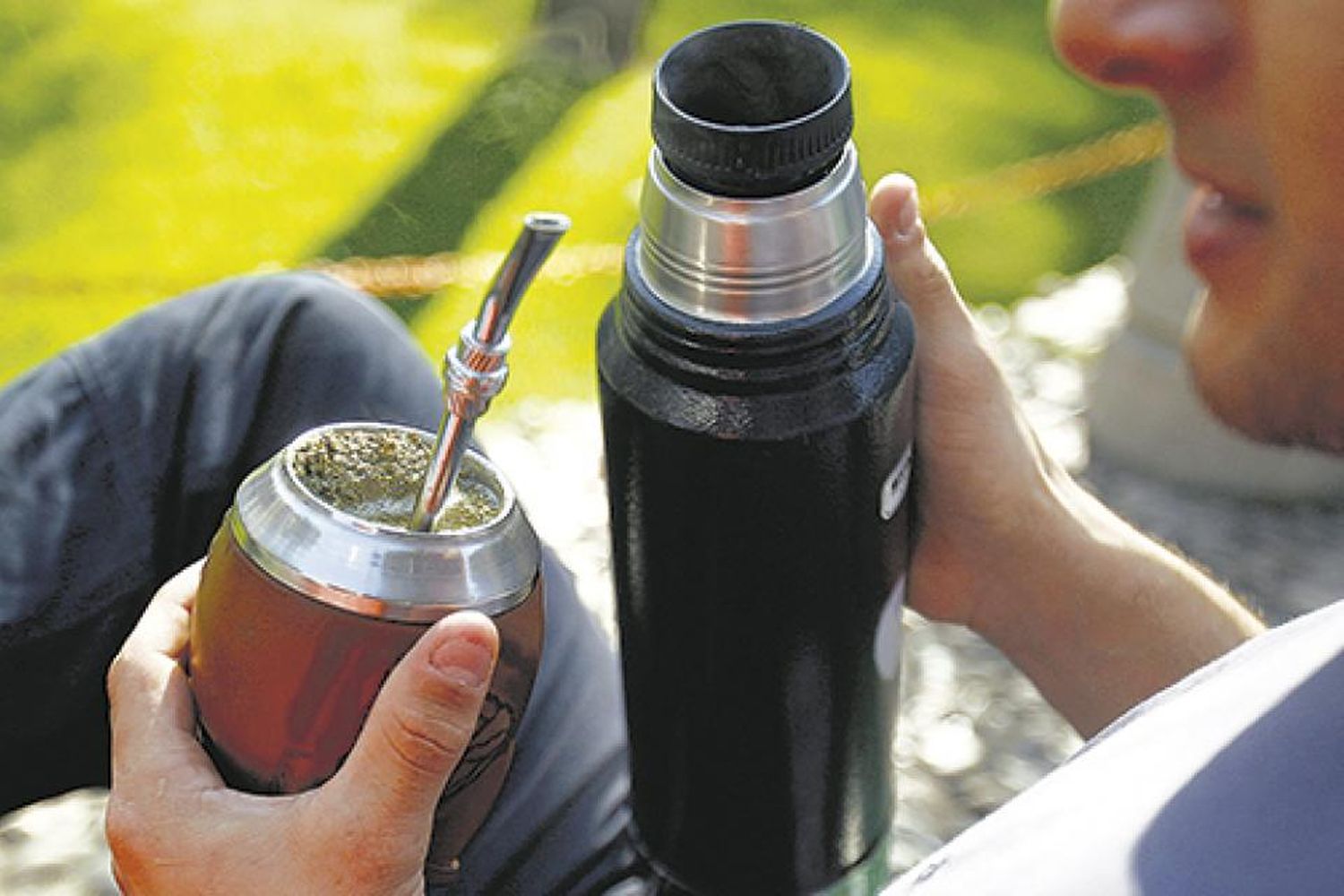 Fuerte reclamo de alumnos entrerrianos ante la determinación de no poder tomar mate en horas de clase