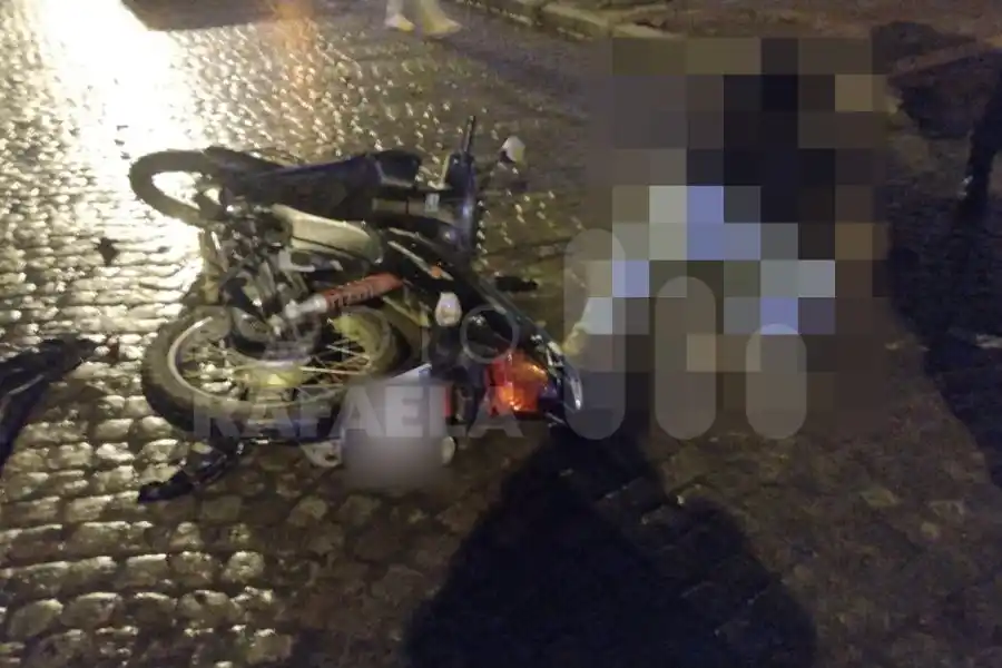 Un motociclista quedó tendido en el piso al chocar con una camioneta