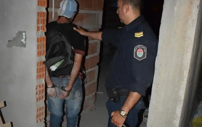 Atrapado robando herramientas de una obra en construcción