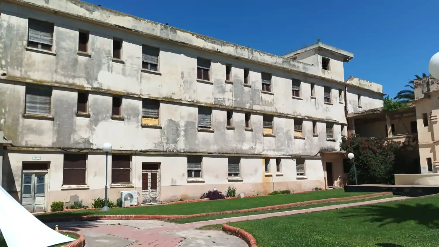 Fallo judicial ordena desalojo del Gran Hotel Viena y desata alarma en Miramar de Ansenuza