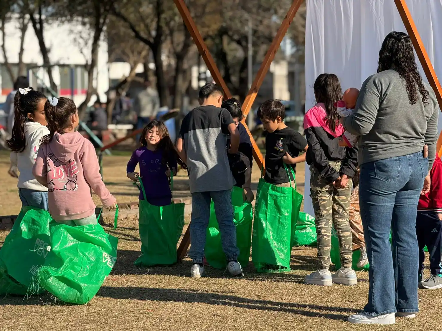 Un clásico que nunca pasa de moda: carrera de embolsados.