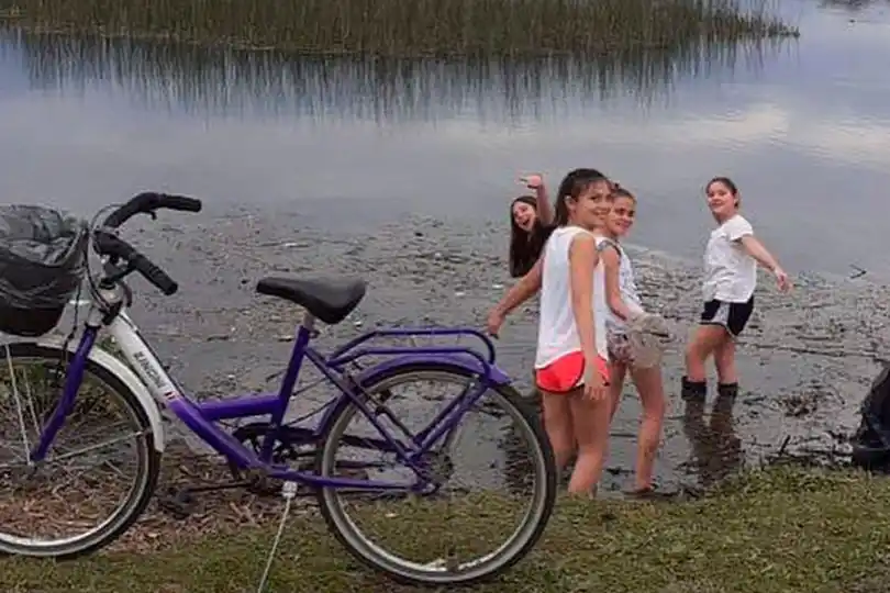 Las Flores: Niñas se organizan y realizan tareas de limpieza medioambiental