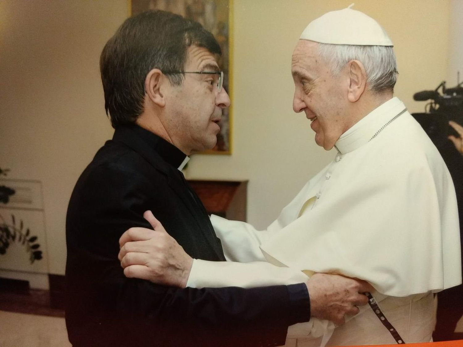 El autor de esta nota saluda al Papa Francisco tras una misa en Santa Marta, en junio de 2018.