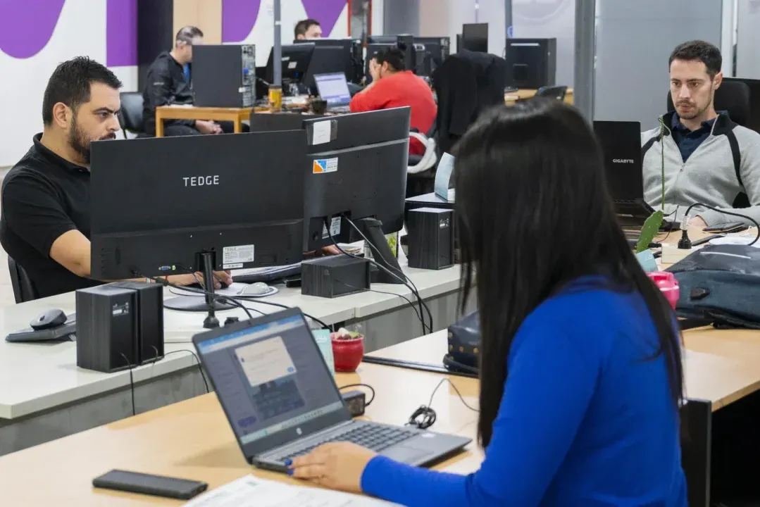 El Gobierno continúa reduciendo la planta estatal.