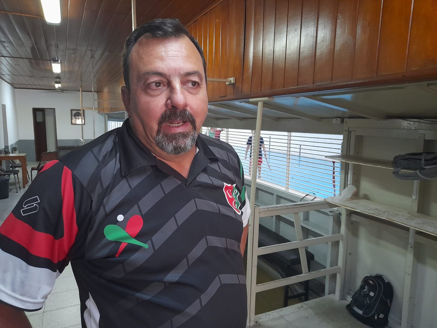 El instructor del Club Pelota Gualeguay, Mauricio Cichero, está trabajando con más de 70 chicos de diferentes edades en el trinquete "El Bidasoa"