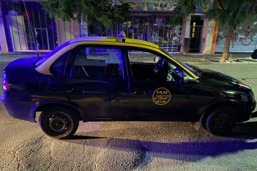 Taxi que fue llevado al Corralón Municipal.
