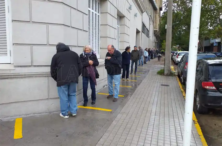 Le piden al municipio que descentralice la vacunación de adultos mayores