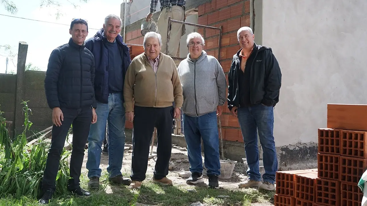 Marcelo Laserna, director del Hospital Irurzun, recorrió junto a la cooperadora la obra donde se instalará el nuevo grupo electrógeno.