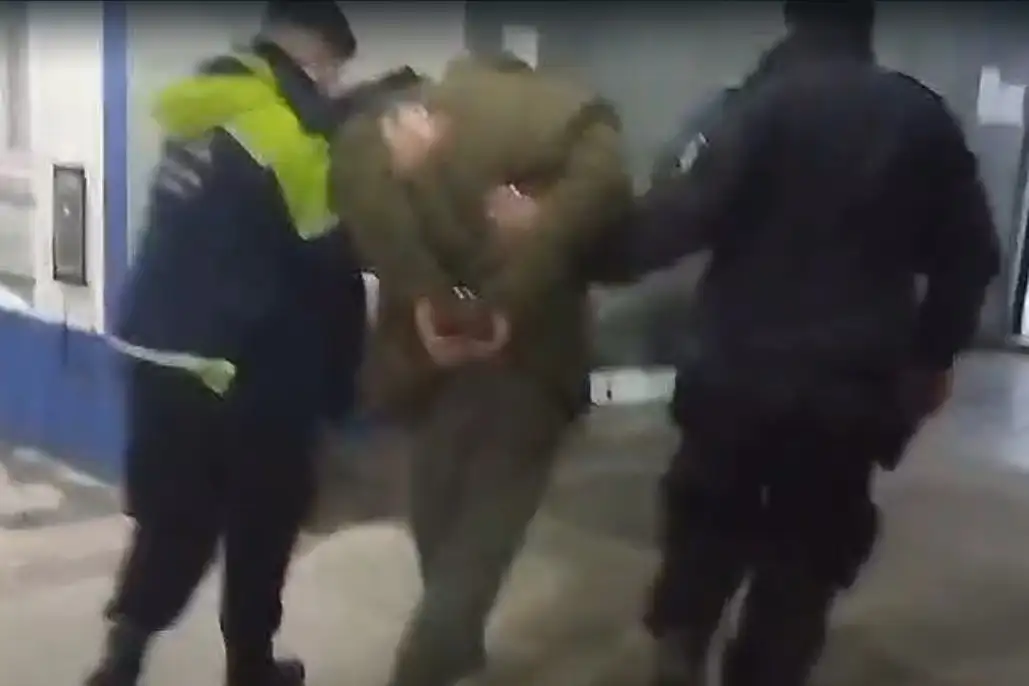 El hombre golpeó a su pareja hasta cortarle los labios.