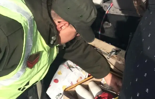 El momento en que el gendarme revisaba las pertenencias