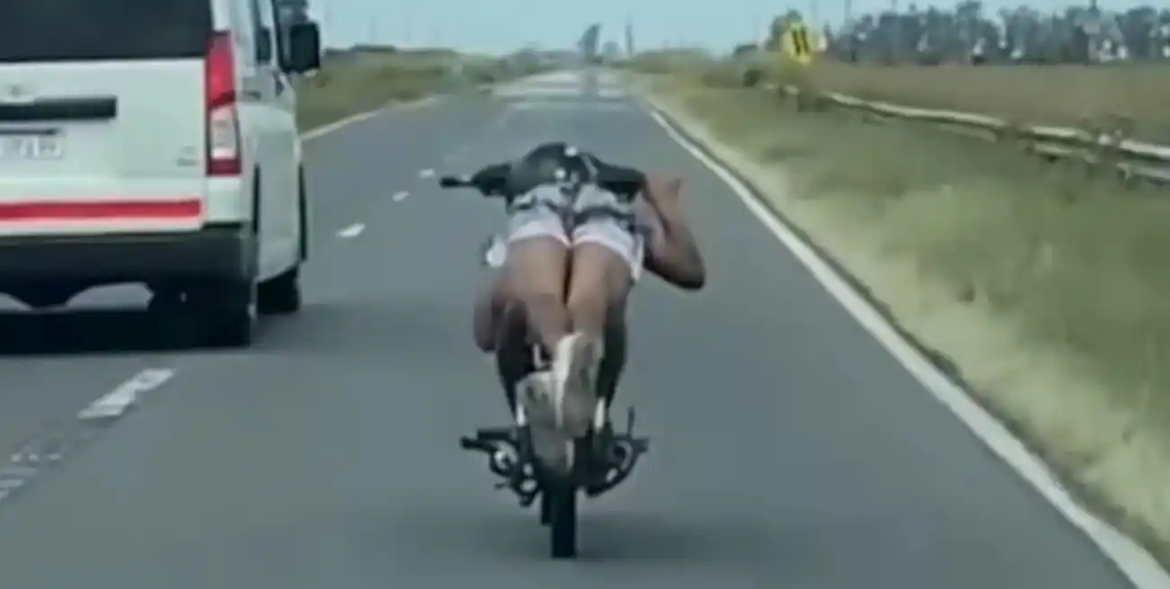 El motociclista fue filmado circulando acostado sobre el asiento en la ruta 19 de Córdoba.