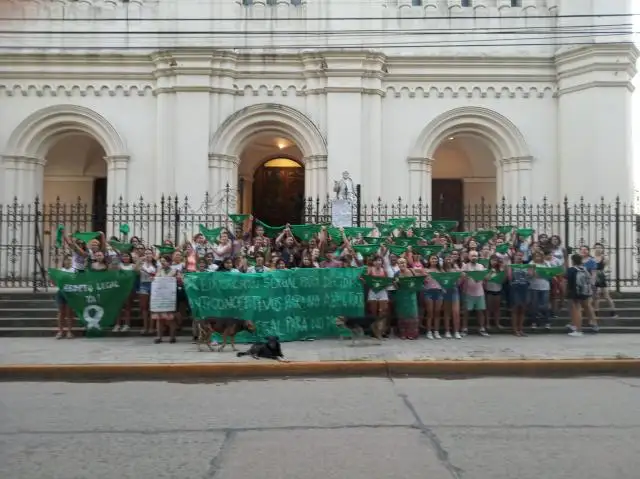 Realizaron un pañuelazo por la legalización del aborto