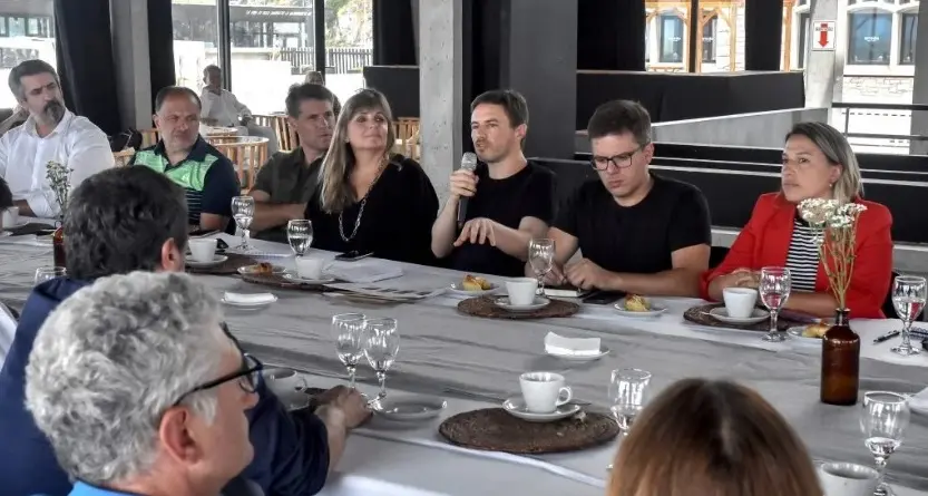 Garate participó en una reunión con el ministro Costa