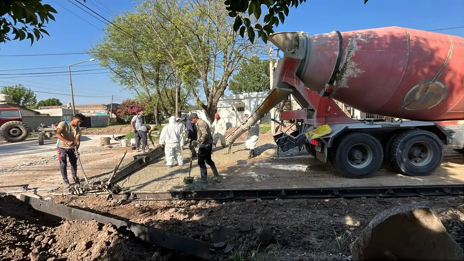 La cuadrilla municipal en calle Junín.