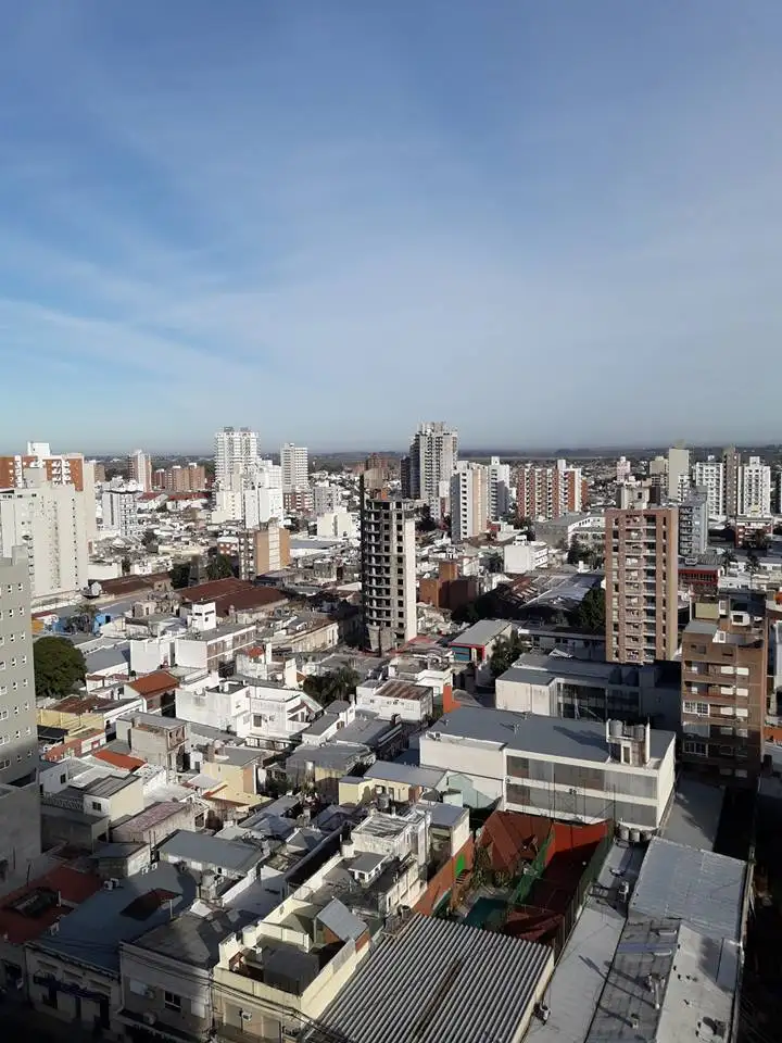 Llega el verano con un sol brillante en la ciudad