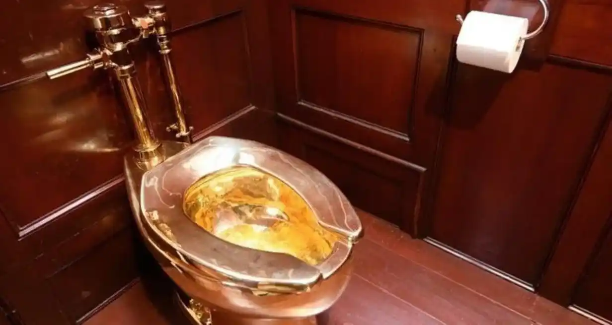 Robaron un inodoro de oro valuado en seis millones de euros y fueron condenados