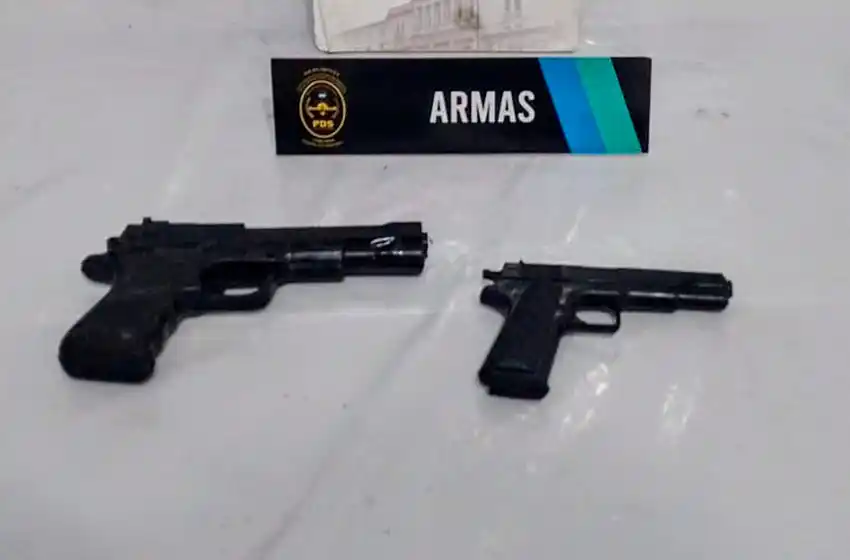 Robo piraña de cuatro menores con replicas de armas de fuego