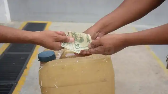 BACHAQUEABA COMBUSTIBLE y está presa: la mujer ofrecía gasolina y gasoil por redes sociales