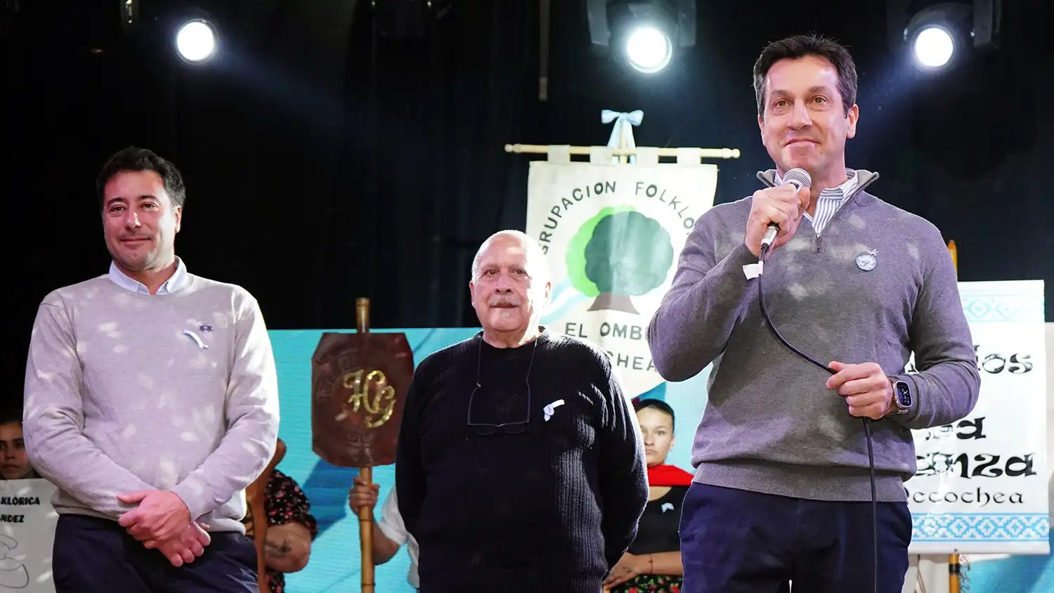 Mensaje. Arturo Rojas, acompañado por Matías Sierra y Juan Gamba