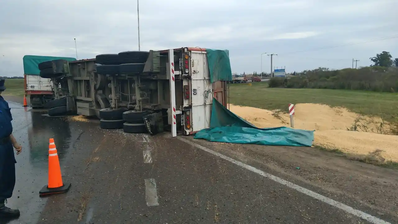 Volcó el acoplado mientras transitaba por la rotonda