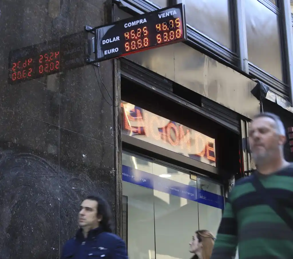 La devaluación de la moneda china también provocó un salto del dólar en Argentina