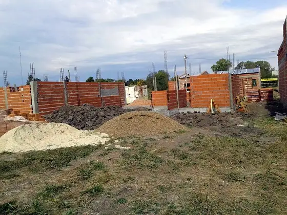 Construyeron sus casas y no pueden mudarse: no tienen luz