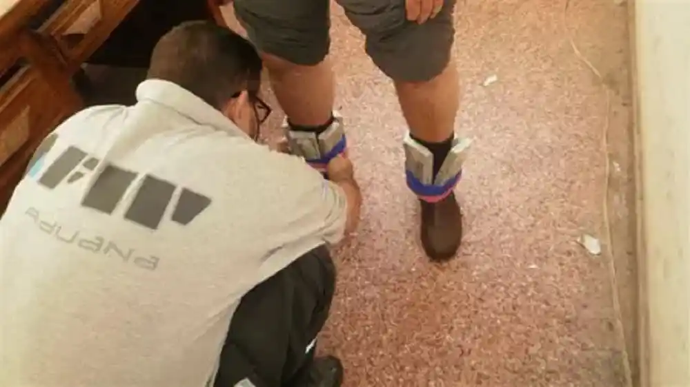 Condenan a matrimonio de uruguayos descubiertos con más de U$S 300 mil 