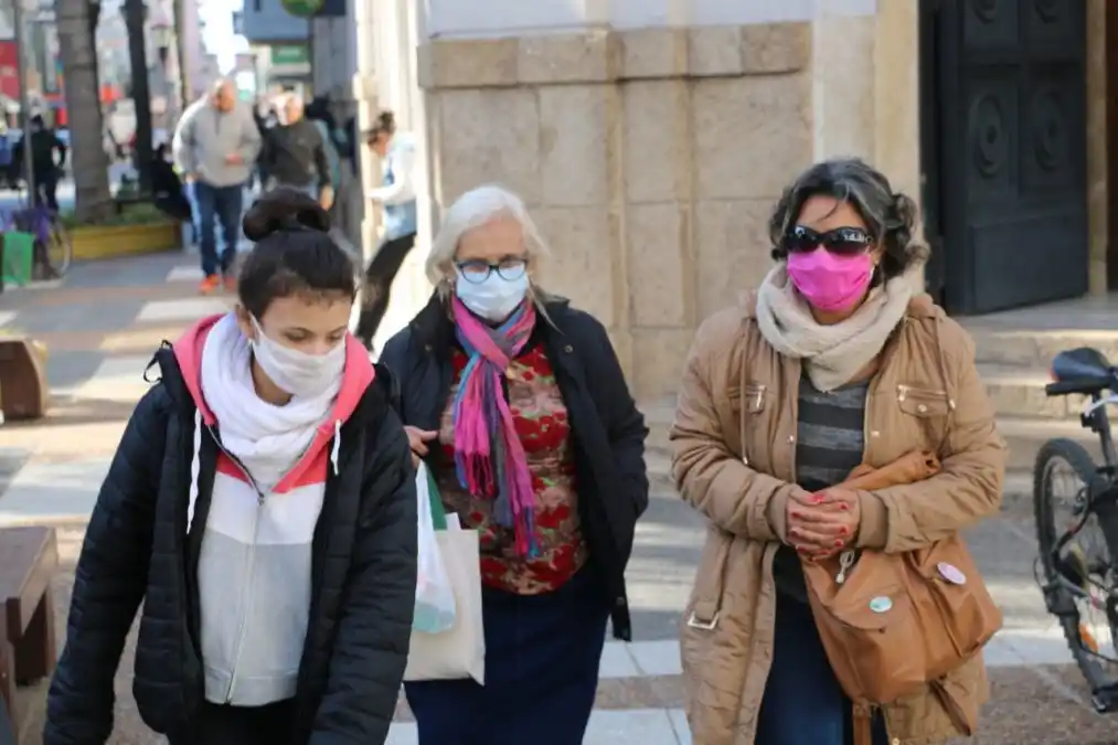 En la calle, la amplia mayoría de los gualeguaychuenses circula con tapaboca.