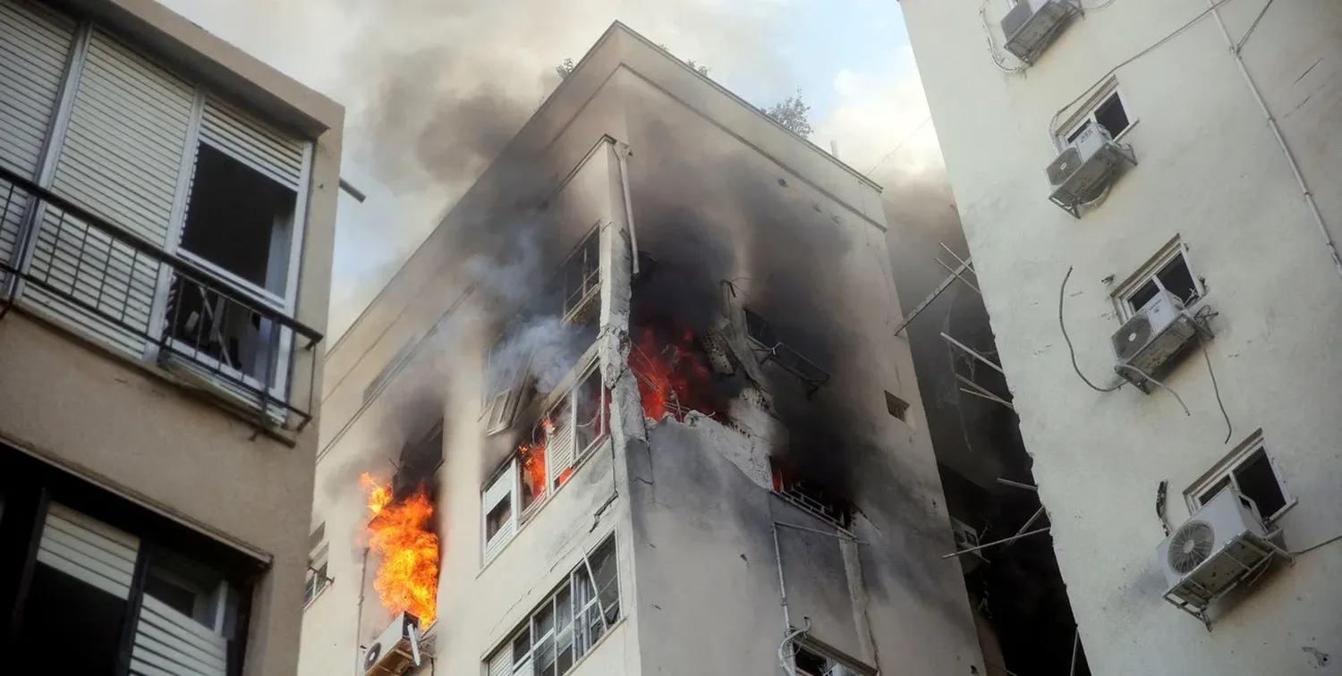 Un edificio que fue alcanzado por los misiles que partieron de Gaza. Crédito: Reuters.