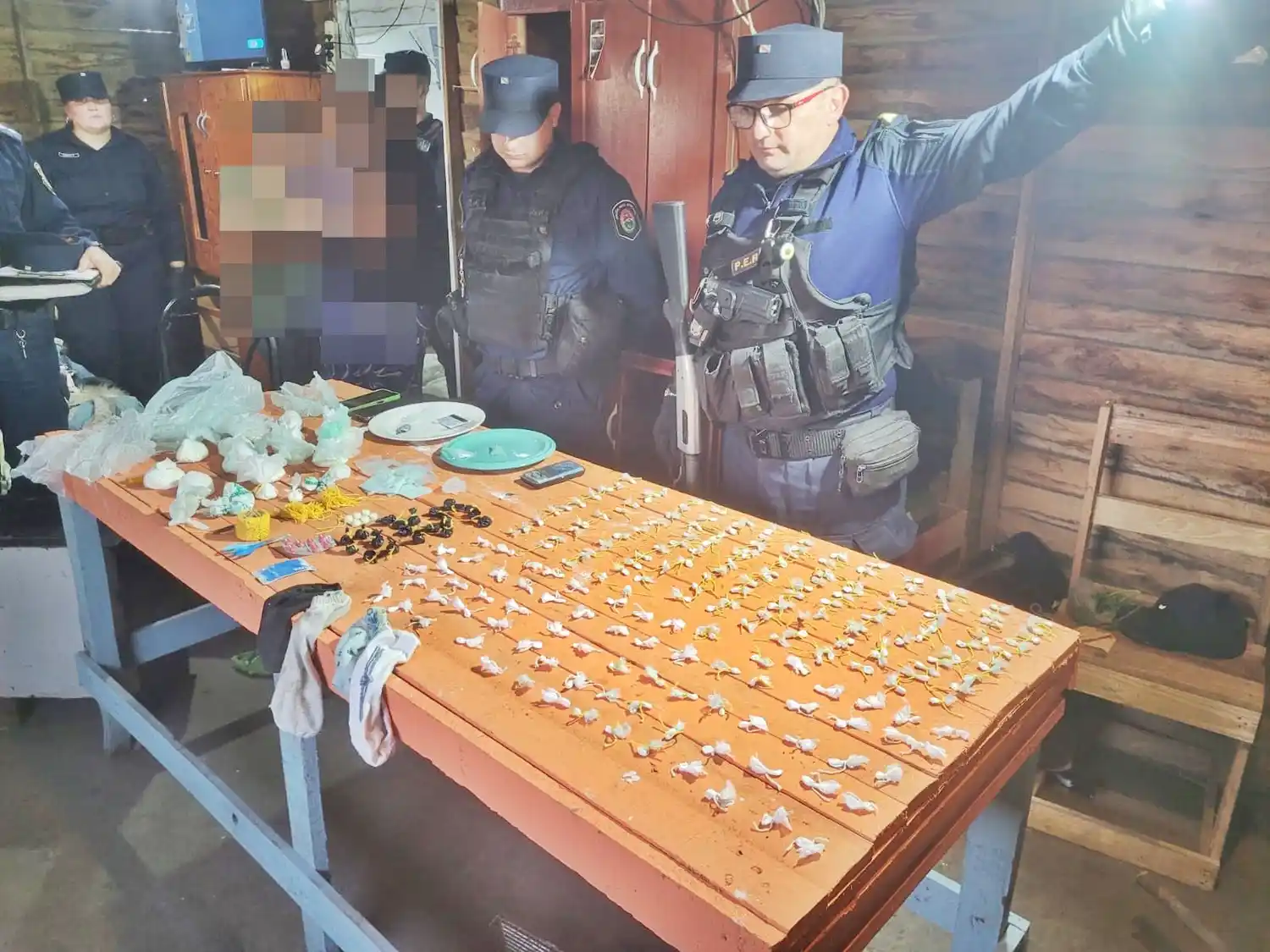Personal de Comisaría Primera secuestró en allanamientos, casi 1kg de cocaína
