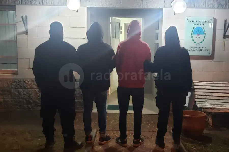 En la madrugada, andaban paseando con una rueda de auto por la calle