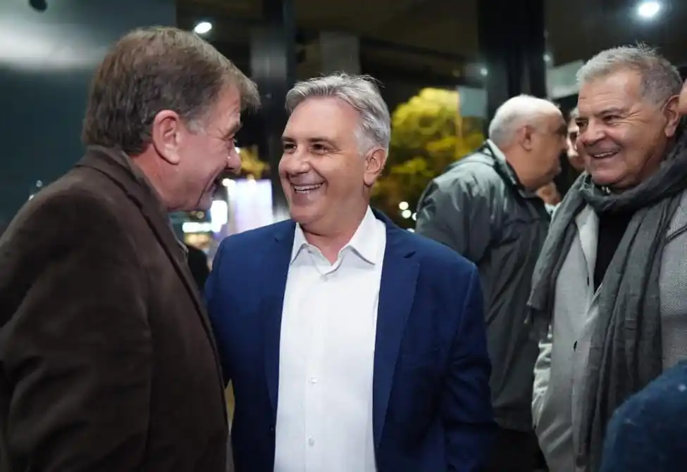 Llaryora y productores