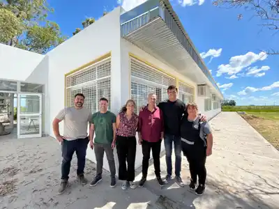 Rogelio Iparraguirre visitó la escuela junto a los consejeros escolares Diana Balbín, Walter Martínez y Juan Pedro Larraburu.