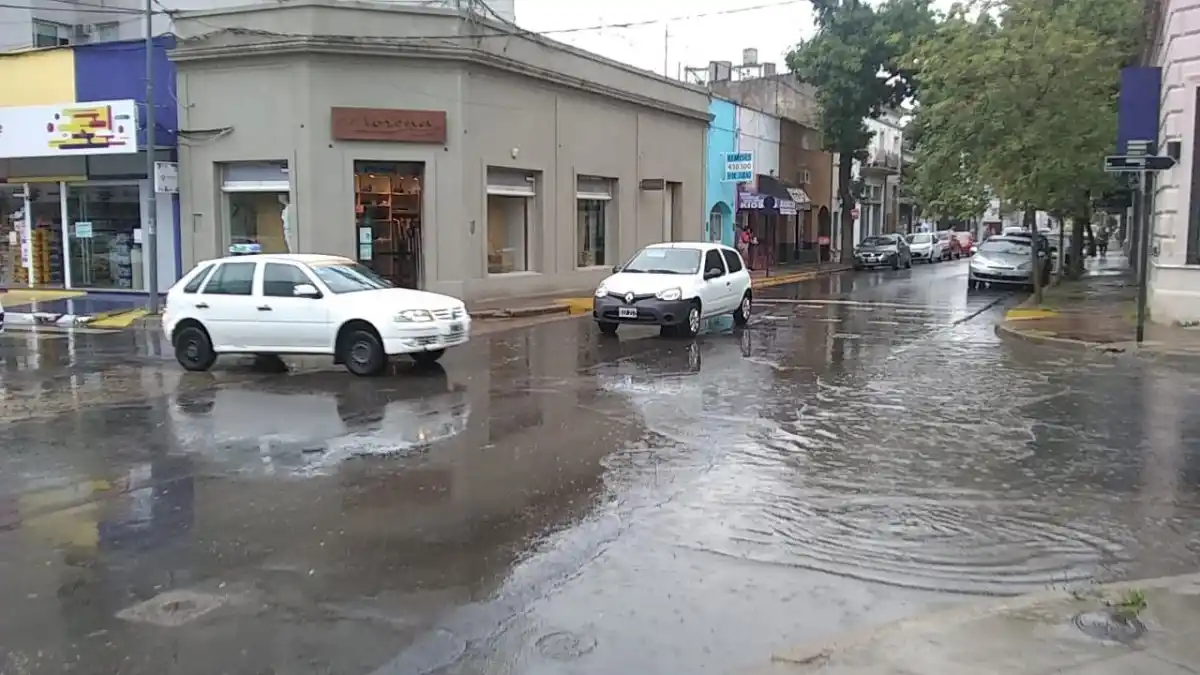 emLa lluvia caída durante la mañana de hoy provocó anegamientos en varias calles de la ciudad/em