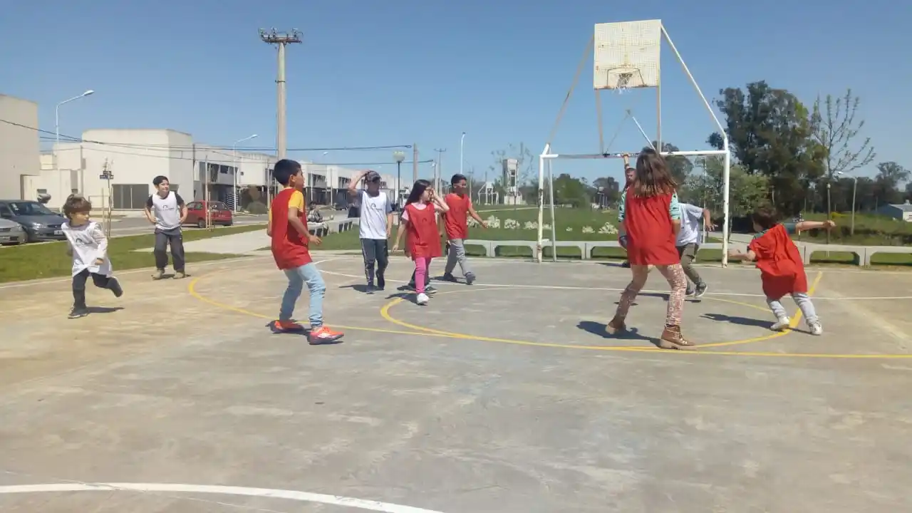 Los chicos practicaron básquetbol en el barrio Procrear.