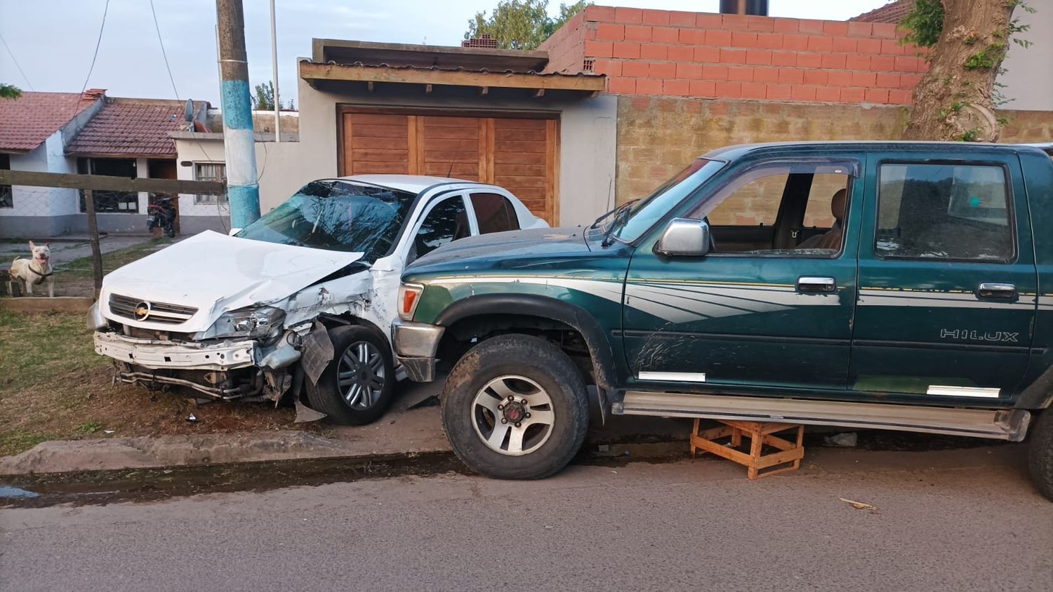 El choque se produjo en Balcarce y Brasil contra vehículos estacionados.