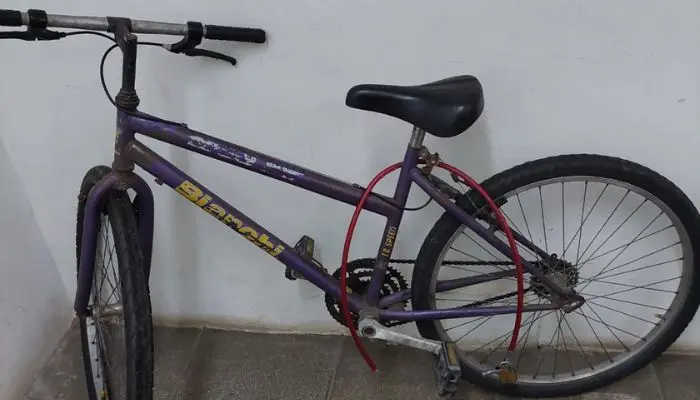 Bicicleta olvidada en la escuela Industrial