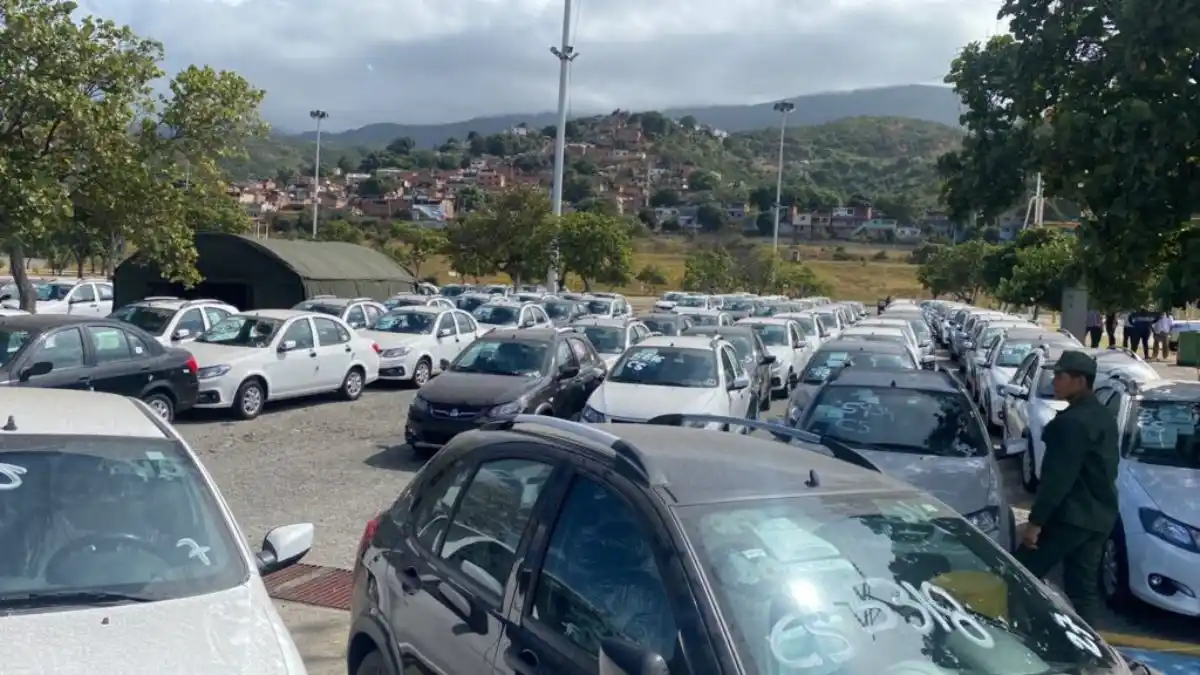 Llegan al puerto de La Guaira 2 mil carros iraníes y 100 tractores para «el pueblo»