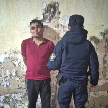 El hombre fue aprehendido por la policía.