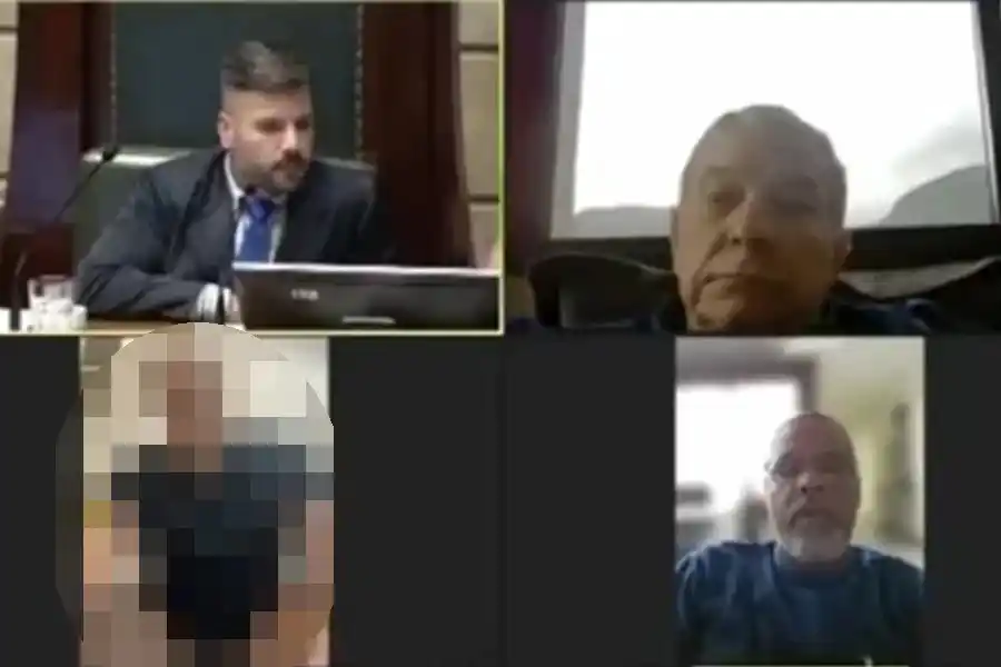 Papelón total: un concejal se mostró sentado en el inodoro en medio de una sesión virtual en Brasil