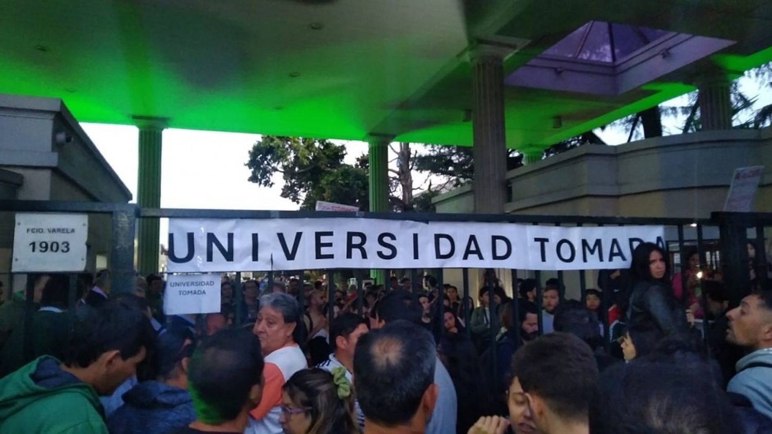 Los estudiantes toman las universidades