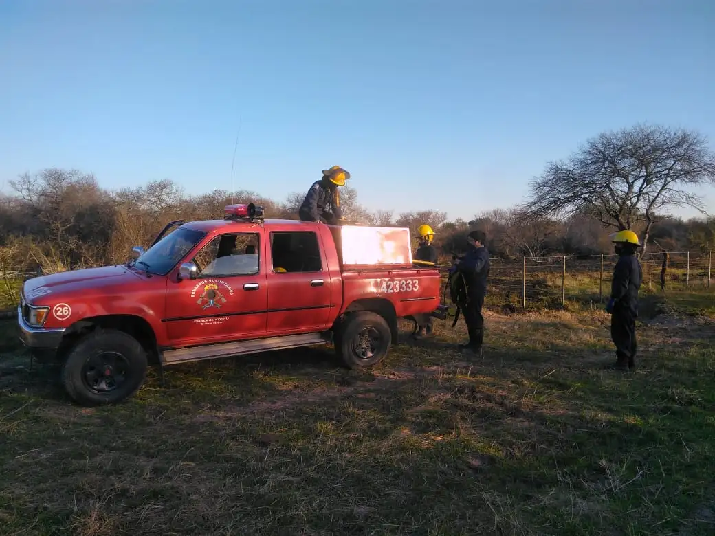 Una dotación de bomberos sofocó dos incendios