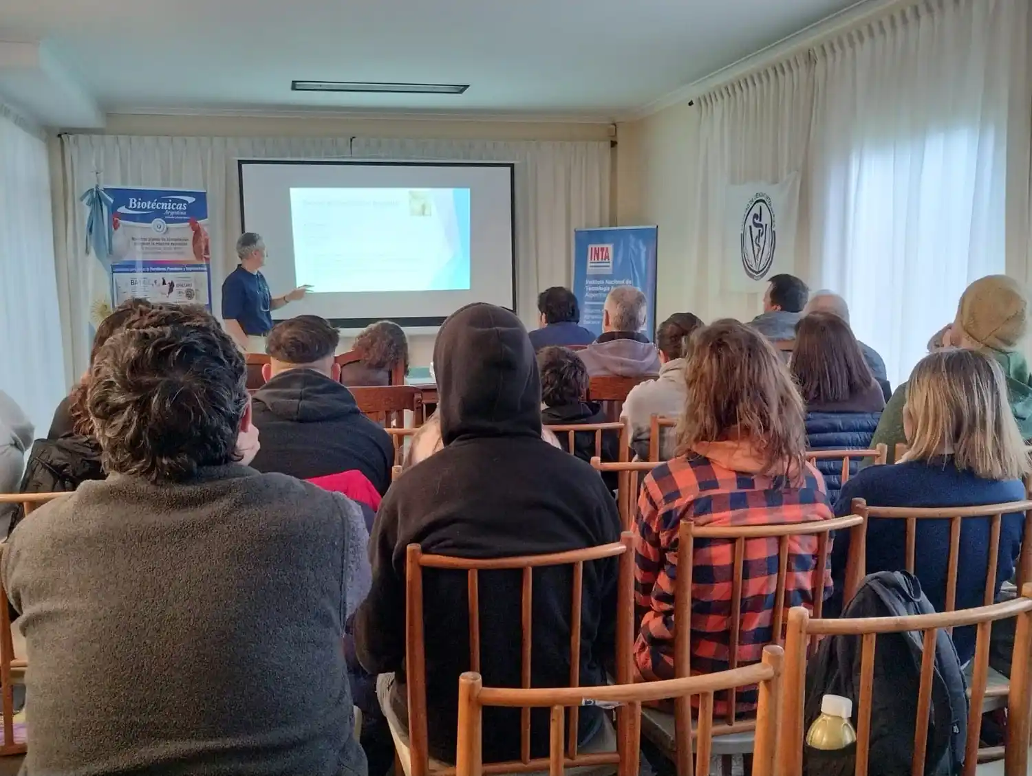 El evento tuvo lugar en el salón de la Sociedad Rural de Tandil, con una muy buena participación de público.